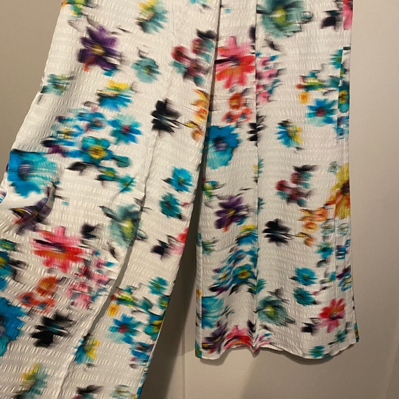 Gorgeous high waisted pants!  Worn once on vacation. Size medium so flattering! - Picture 2 of 4
